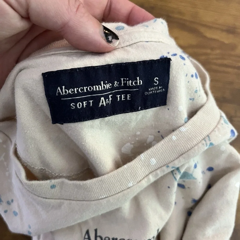 Abercrombie & Fitch tan t-shirt Paint Splatter Size Small Soft Tee